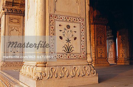 Diwan-i-Khas, salle d'Audience privée, a été le plus exclusif et le plus opulent des pavillons du fort, avec des murs en marbre et les piliers incrustés de pierres précieuses et semi-précieuses.