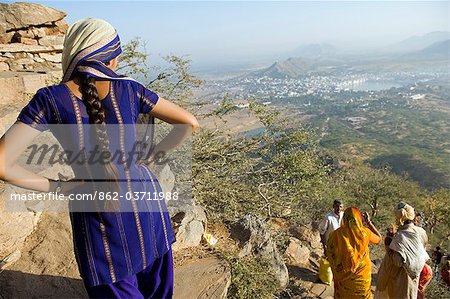 Inde, Rajasthan, Pushkar. Pèlerins se frayer un chemin jusqu'à Savitri Temple, le temple dédié à la première épouse de seigneur Brahma, déesse Savitri, avec une vue panoramique du lac de Pushkar.