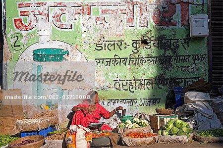 Fruits locaux et vendeur de légume à la foire Pushkar Camel, Rajasthan, Inde.