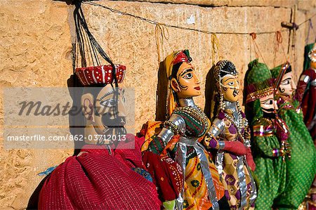 Marionnettes à vendre dans la cour principale de Jaiselmeer, vieille ville, Rajasthan, Inde.