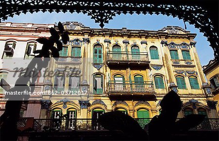 Das Innere eines traditionellen Hauses Hof im Norden Kolkata.Originally gebaut & im Besitz von wohlhabende bengalische Kaufleute und Händler während der koloniale britische Herrschaft Indien. Viele von ihnen wurden jetzt in mehrere Wohnungen aufgeteilt.