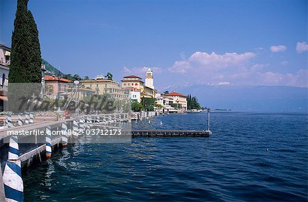 Découvre de Gardone Riviera et face aux Alpes.