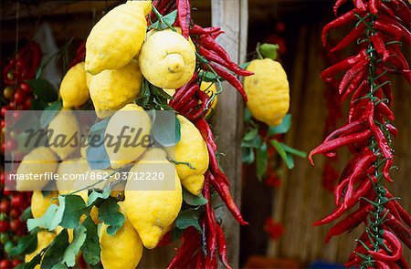 Zitronen und Paprika zum Verkauf auf der Straße
