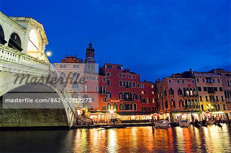 Grand Canal Ponte Di Rialto-Brücke bei Nacht