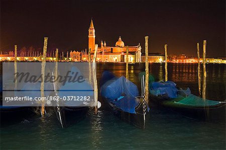 Gondoles et Isola Di San Giorgio Maggiore Church pendant la nuit