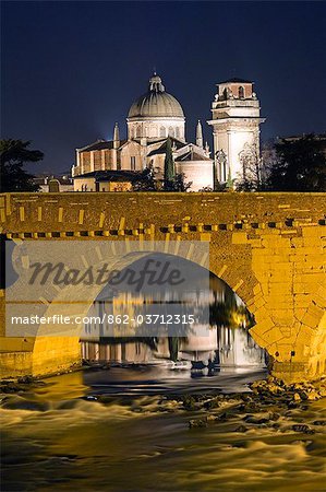 Ponte Pietra Brücke und Kirche Basilika in der Nacht