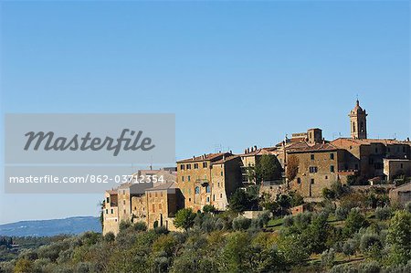 Italie, Toscane, Petroio. Le village de colline Toscane classique de Petroio donne sur des terres agricoles et d'oliveraies.