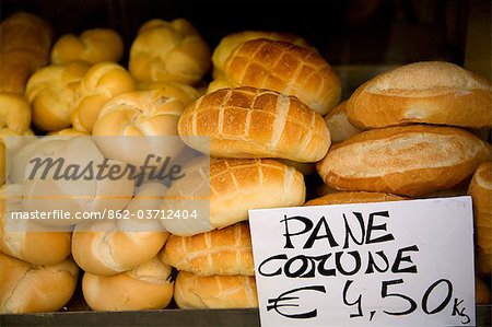 Italie, Vénétie, Venise ; Pain sur affichage dans la fenêtre de boulanger avec l'avis-« Volet italienne », littéralement simple pain