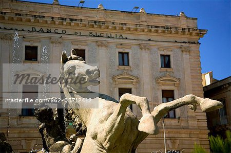 Italy, Sicily, Siracuse, Ortygia; A sculpture of a horse, part of the fountain in a square in Ortygia