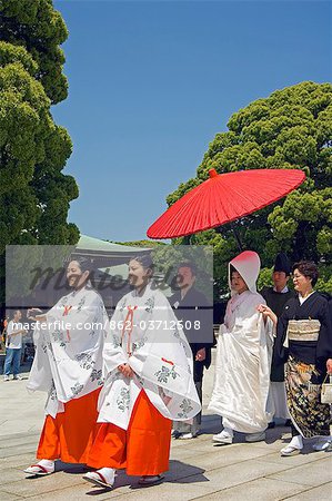 Meiji jingu Shrine du XXe siècle le prêtre marié mariée et sa famille au mariage de gothique japonaise traditionnelle