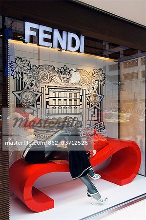 L'île de Honshu, Japon Tokyo, quartier de Ginza. Vitrine de magasin Fendi. L'île de Honshu, Japon Tokyo, quartier de Ginza. Vitrine de magasin Fendi.