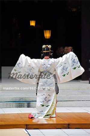 Insel Honshu, Japan, Tokyo, Bezirk Harajuku. Meiji-Schrein - Meiji-Tennō im Jahr 1920 - Dance von Shrine Maidens in speziellen Kimonos für Kultururlaub Tag gewidmet.