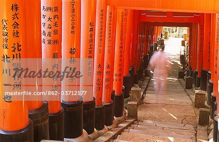 Japon, Kyoto, Fushimi-ku. Fushimi Inari Taisha est un sanctuaire dédié à Inari, le Dieu du riz Shinto. Ce sanctuaire a fait cinq sanctuaires répartis sur ses terres, qui ont aussi environ 10 000 Torii (gates), chacun donnés par les fidèles ou les entreprises dont le nom et les adresses sont écrites sur le dos.