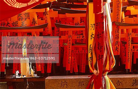 Insel Honshu, Japan Kyoto. Fushimi Inari-Taisha ist ein Schrein der Shintō Reis Gott Inari gewidmet. Dieser Schrein hat tatsächlich fünf Schreine verteilt auf dem Gelände, die ca. 10.000 Torii (Tore) haben, jeweils von Gläubigen gespendet oder Unternehmen, deren Namen und Adressen sind auf der Rückseite geschrieben.