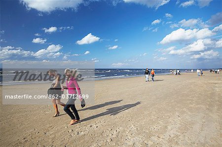 Menschen zu Fuß entlang der Majori Strand, Jurmala, Riga, Lettland