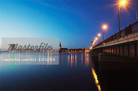 Blick über die Altstadt über den Fluss Daugava von Akmens Brücke, Riga, Lettland