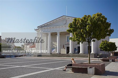 Lituanie, Vilnius, place de la mairie (Rotuses Aikste), femme assise en face de la mairie