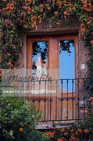 San Miguel de Allende; Mexiko; Eine attraktive spanischen Stil Balkon mit dem Spiegelbild von einem Kirchturm