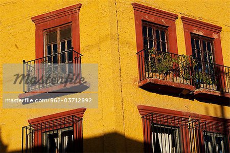 Mexique, Sunshine sur le coin d'un immeuble d'habitation jaune
