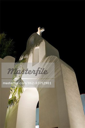Playa del Carmen, Mexique. Église catholique moderne sur la 5ème Avenue à Playa del Carmen dans la nuit.