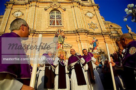 Malte, Zurrieq ; Hommes transportant la statue de la Vierge, au cours de la procession et la fête dédiée à la patronne.