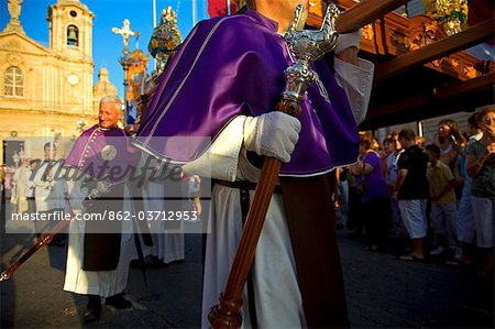 Malta: Zurrieq; Ein Mann hält ein 'Forcina' verwendet, um die Heiligen Statue, das fest der Schutzheiligen gewidmet.