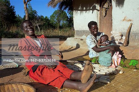 Malawi, Lilongwe, réserve forestière de Ntchisi, villageois, fidèle à la réputation du Malawi d'être « le coeur chaleureux de l'Afrique ».