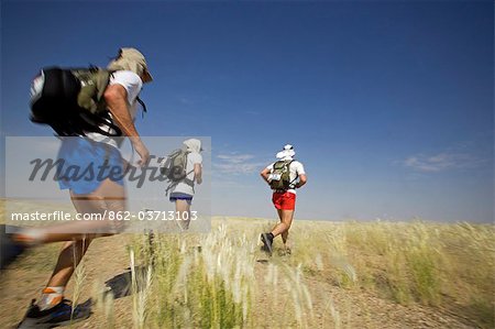 Coureurs de la Namibie, le désert du Namib, s'affrontent dans la Namibie Ultra Marathon de montagne du Brandberg à la côte des squelettes.