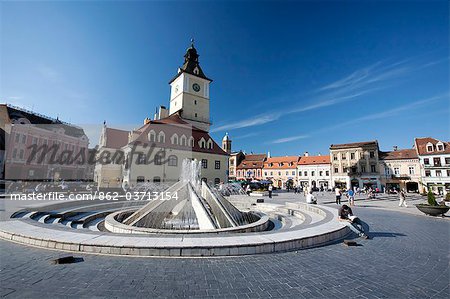 Roumanie, Transylvanie, Brasov. La fontaine sur la place principale de la vieille ville, avec l'ancien hôtel de ville derrière.