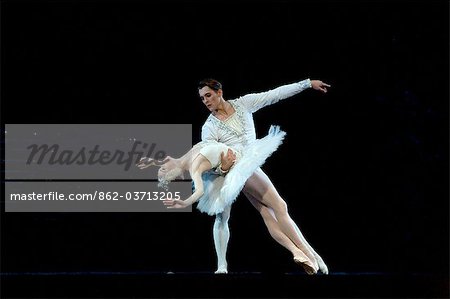 Russland; St.Petersburg; Prinz Sigfried tanzen mit dem Schwan in der Aufführung von Tschaikowskys ""Schwanensee""
