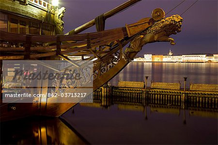 Russland, St.Petersburg; Der Mast eines Schiffes mit einem Löwen, schwimmt auf der Newa mit kaiserlichen Palästen im Hintergrund.