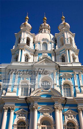 Russland, St.Petersburg; Smolny-Kathedrale mit ihren hellen Farben blauen und weißen