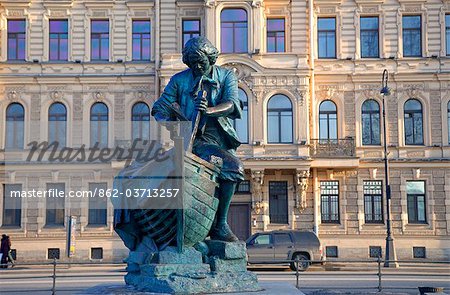 Russie, Saint-Pétersbourg ; Monument dépeint Peter le grand bâtiment d'un navire.