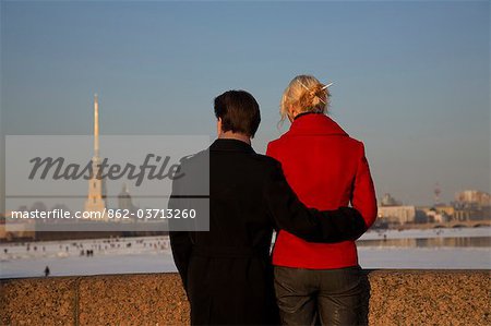 Russie, Saint-Pétersbourg ; Un couple en regardant le panorama de l'hiver à travers le fleuve Neva