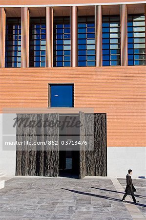 Neue Erweiterung Museo del Prado, vom Architekten Rafael Moneo, und die Bronzetüren des Künstlers Cristina Iglesias, Madrid, Spanien.