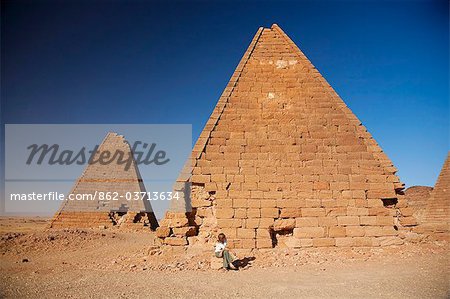 Soudan, Karima. Un touriste se trouve à la base d'une pyramide antique à Karima.