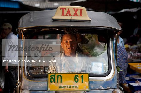 Bangkok, Thaïlande. Fournisseurs dans un marché à Bangkok en Thaïlande