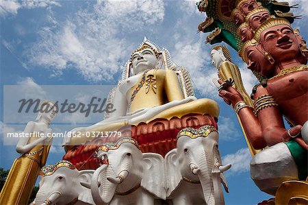 À l'intérieur d'un temple bouddhiste en Thaïlande de Bangkok