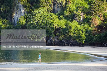 Frau Hat Rai Leh West Strand, Railay, Provinz Krabi, Thailan entlang.