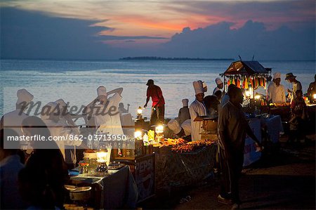 Tanzanie, Zanzibar. Stands éclairée sur un marché local de la nuit.