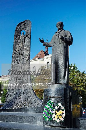 Denkmal Taras Schewtschenko mit römisch-katholische Kathedrale im Hintergrund, Lviv, Ukraine
