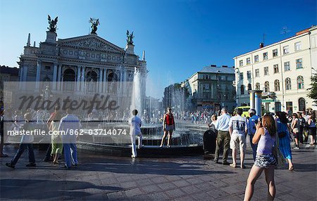 Menschen Sie herumstehen Brunnen vor Ivano Franko Opern- und Balletttheater, Lviv, Ukraine