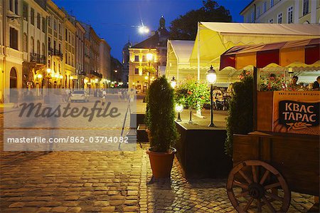 Terrasses de cafés sur la place du marché (Ploscha Rynok) au crépuscule, Lviv, Ukraine