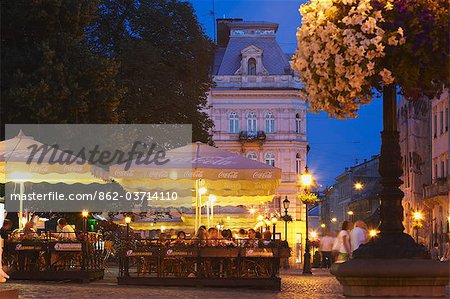 Terrasses de cafés sur la place du marché (Ploscha Rynok) au crépuscule, Lviv, Ukraine