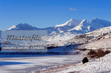 Pays de Galles, Gwynedd, Snowdonia. Vue sur la Llyn Mymbyr congelés vers le fer à cheval de Snowdon