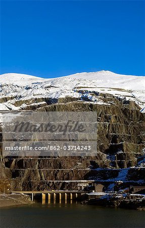 Llanberis Gwynedd, Wales. Blick über Llyn Peris auf die Terrassen und Wasserkraft elektrische Stauwehr von Electric Mountain.