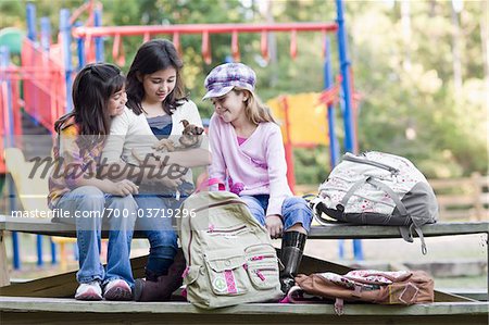 Mädchen mit Hund im Park