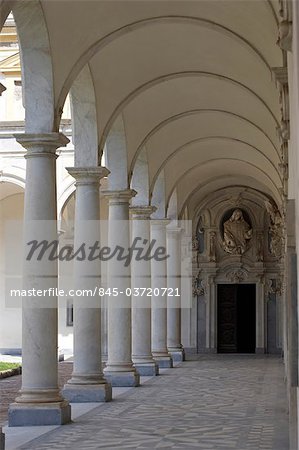 Certosa di San Martino. portique de colonnes en marbre du cloître grande, Naples.