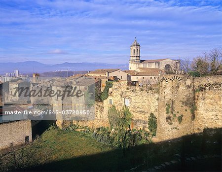 Catalogne, Gérone, vue sur les remparts de la vieille ville.