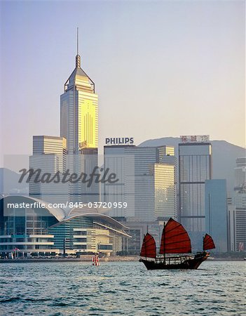 Hong Kong, Chinesisch Trödel Segeln durch die Skyline von Hong Kong Island mit Tower Wanchai.